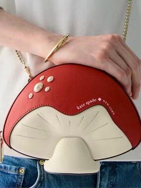 Kate Spade crossbody "Take a Hike
"mushroom embellished bag
New with tags